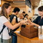 「美味しかった」を「買って帰ろう」に変える！外国人観光客が即決する『お土産連動型メニュー』開発の極意